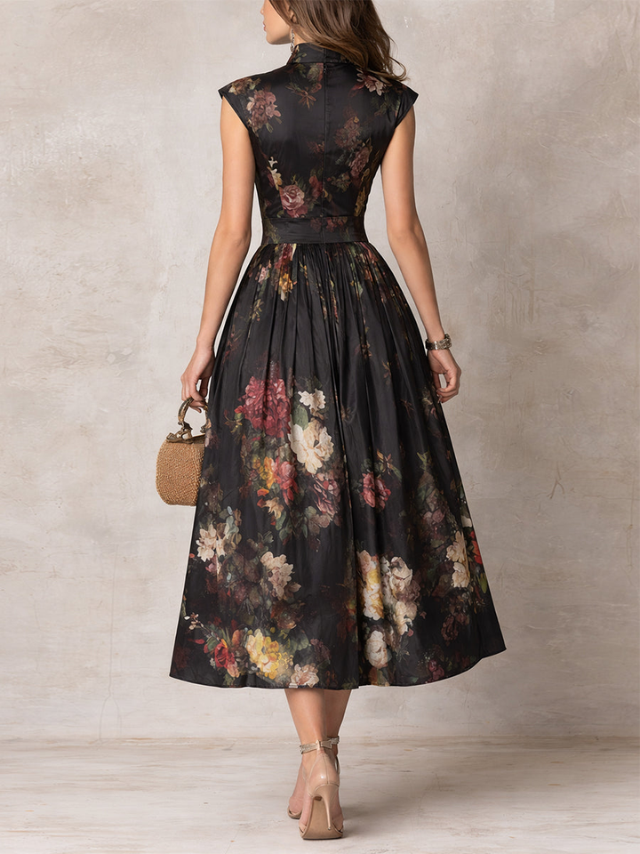 Violette | Robe midi en satin plissé noir à imprimé floral et encolure goutte d&