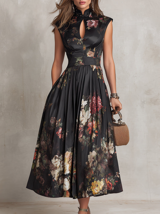 Violette | Robe midi en satin plissé noir à imprimé floral et encolure goutte d&